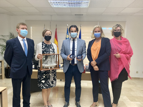 Entrega_obsequios_embajadora_Finlandia