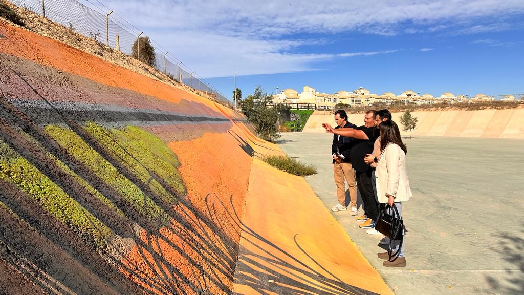 FINALIZAN LOS TRABAJOS DE PINTURA DE LA BALSA EXISTENTE EN LA URBANIZACIÓN TORRETA FLORIDA